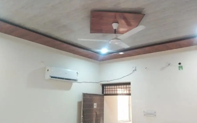 Goroomgo Kunj Residency Mathura