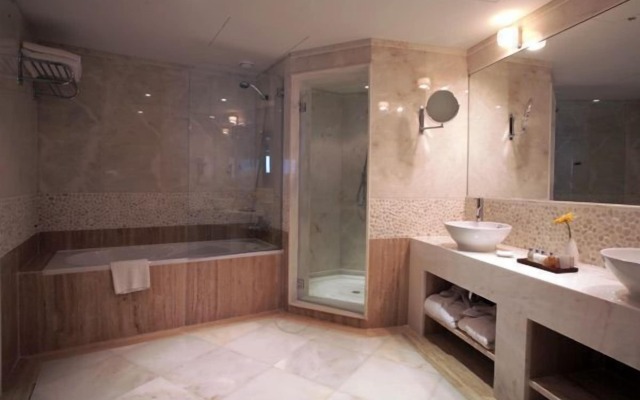 Sesimbra Oceanfront Hotel