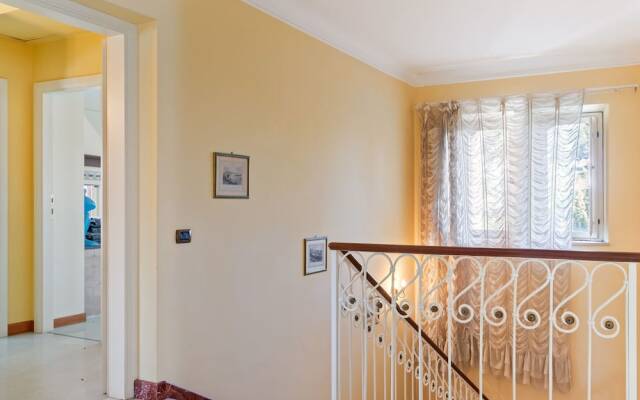Plush Holiday Home in Macerata with Jacuzzi