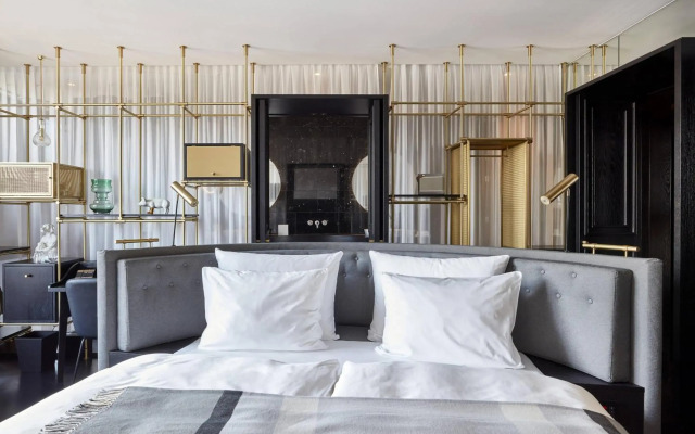 Roomers Munich, Autograph Collection