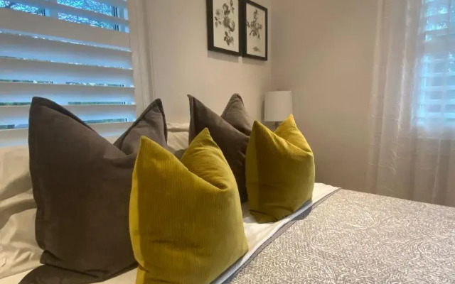 Bright Bedroom- YYZ, Humber College, EGH, Quiet
