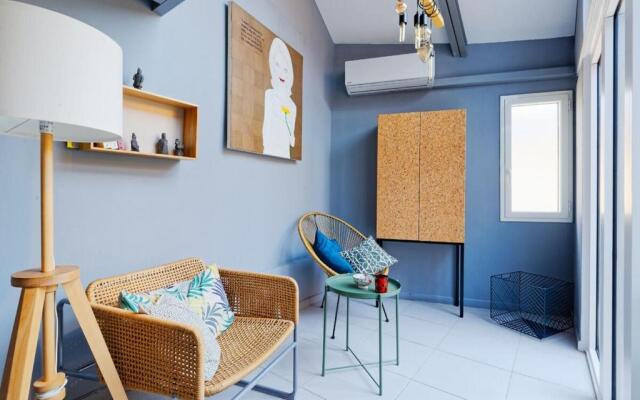 Air-conditioned duplex apartment with furnished terrace in the city center