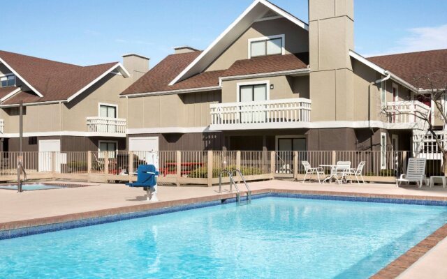 Hawthorn Suites by Wyndham Holland/Toledo Area