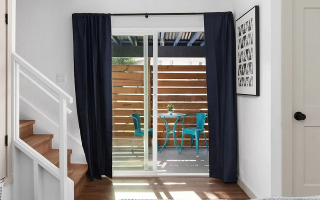 Cozy-Chic 2BR  Patio Ideal for Groups