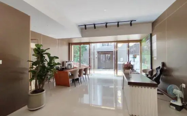Mingyueshan Tangchi Hot Spring Hotel