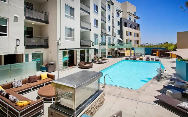 Beautiful 1 BR in LA Gym Pool 10mins to Cedar