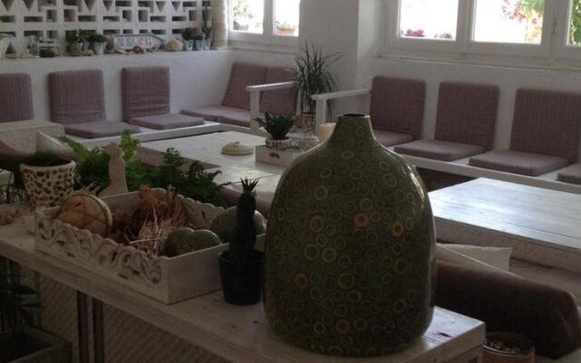 Adamantia Hotel