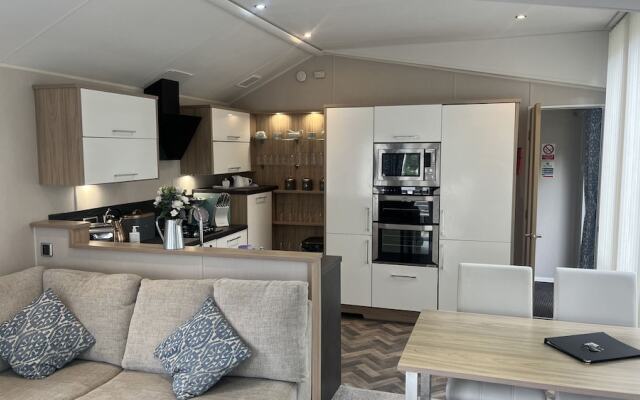 Cosy 3-bed hot tub Lodge in Pr3