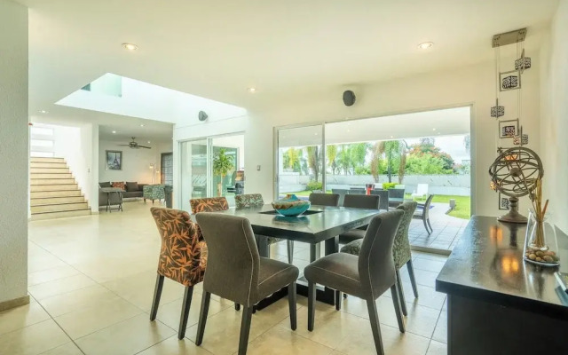 Spacious 5 Bedroom Oasis with Pool & BBQ