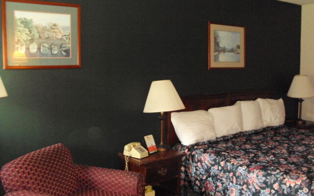 Red Carpet Inn & FantaSuite Hotel