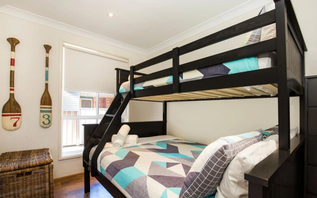 Sunbaker Beach House - 4 Mins to Beach - Pet Friendly with Fire Pit – Guest Rooms – Culburra Beach