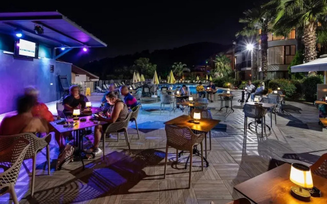Sertil Deluxe Tropical Suites