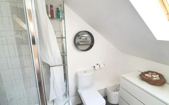 Cosy Village Apartment in Nottingham With Parking