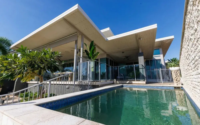 Water-front Paradise Pool - BBQ - Balcony Dining