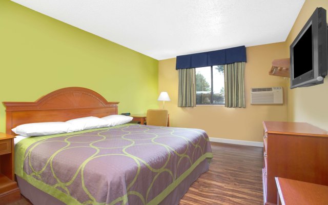 Super 8 by Wyndham Gainesville I-75 Hospital University Area