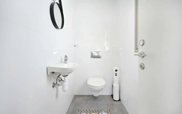 Sunny 3BR Penthouse near the Beach by HolyGuest