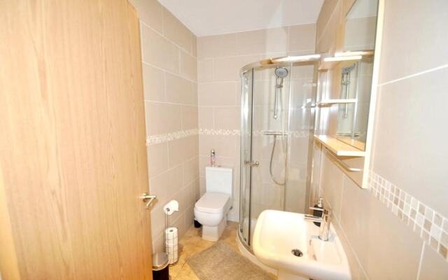 Apartment With 2 Bedrooms in Greater London, With Wifi