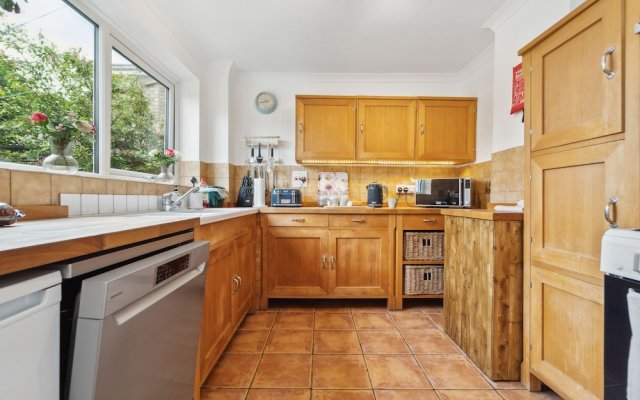 Charming 4-bedroom House in Cheshunt With Parking