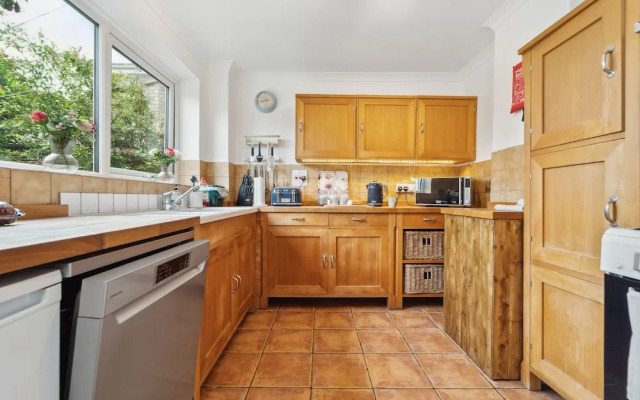 Charming 4-bedroom House in Cheshunt With Parking