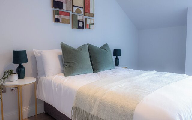 Stylish Apartments with Balcony for upper apartments & Free Parking in a prime location - Five Miles from Heathrow Airport