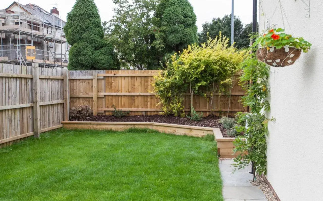 Superb Detached Coach House in Peaceful Location!