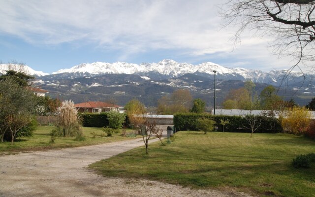 Comfy home for group and family. Wonderful view!