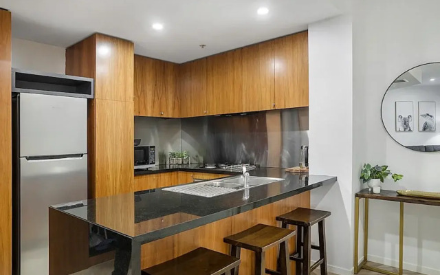 Executive Unit With Pool and Gym Near Riverfront