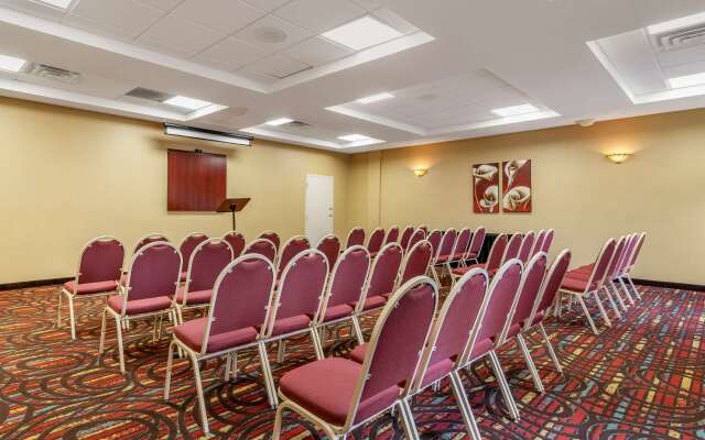 Quality Inn Fayetteville near Historic Downtown Square