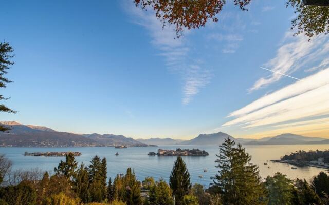 Sana Luxury Apartment in Stresa With Lake View