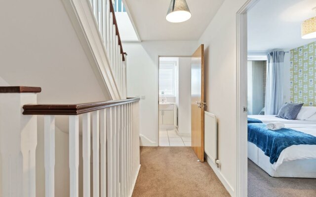 Central Big House | Large Group House | 4 Bedrooms 3 Bathrooms | Roof Terrace | City Centre