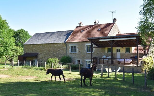 Modern Holiday Home in Vault-de-lugny With Meadow View