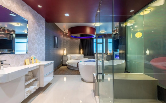 Applause Hotel by CLIQUE