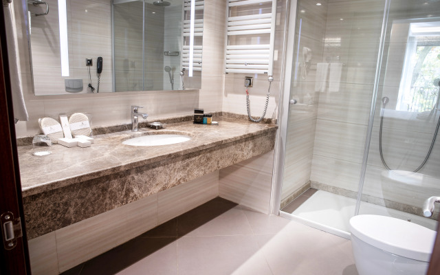 Grand Aras Hotel & Suites