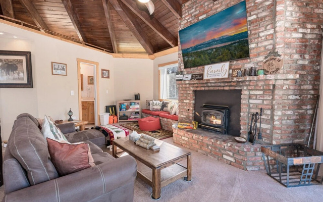 Hexagon Mountain Retreat - Unique Hexagon Cabin With A Hot Tub! 3 Bedroom Home