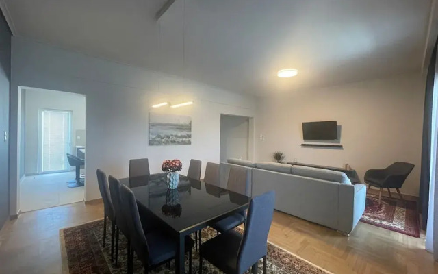 Spacious Seaside Flat at Alimos