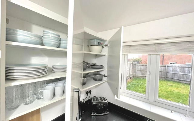 Beautiful 3-bed Apartment With Driveway Parking