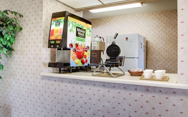 Econo Lodge Pearl