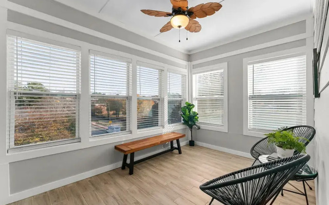 City Oasis With Hot Tub Group-friendly