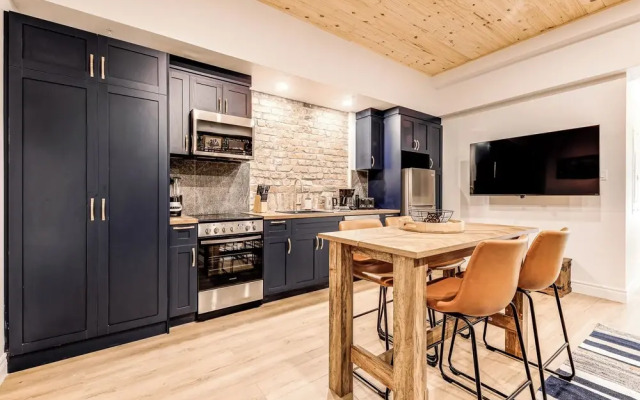 Historic Two Bedroom Facing Parliament