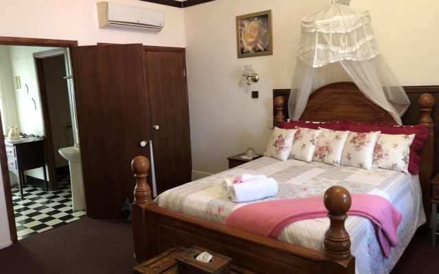 Royal Private Hotel – Guest Rooms – Charters Towers