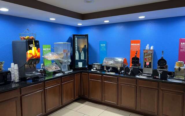 Travelodge by Wyndham Fort Wayne North