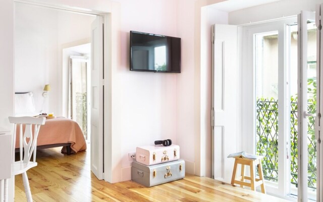 ALTIDO Chic 1BR Apt w/balcony close by Graça Viewpoint & tram stops