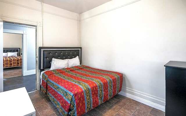 Mariachi Plaza Hotel