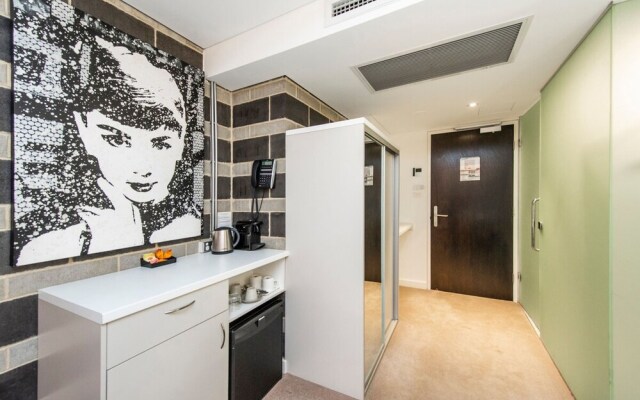 Hollywood Style Studio With Fantastic Roof Terrace
