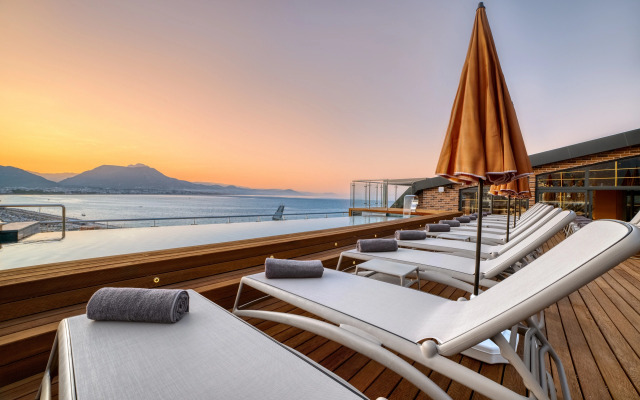 Numa Port Hotel
