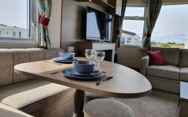 46 Lancaster Crescent Luxury caravan with hot tub