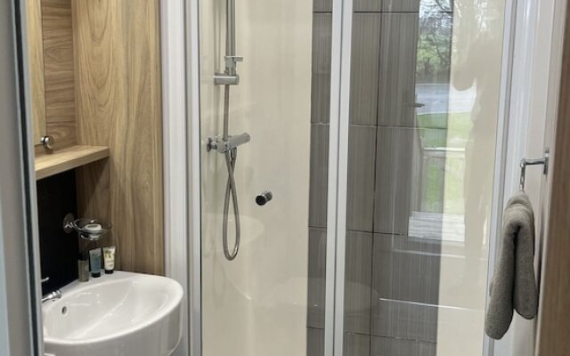 Cosy 3-bed hot tub Lodge in Pr3