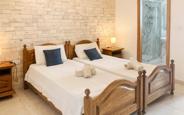 XL Central Home - Sleeps 10 people