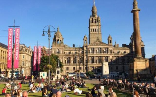 Glasgow City Center Flat with Parking