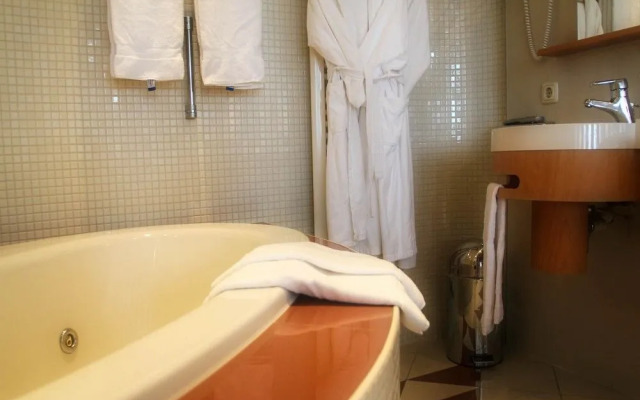 De Zon Hotel & Restaurant by Flow